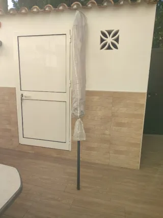 Mesa de Terraza y Sombrilla Beige/Marrón + REGALO