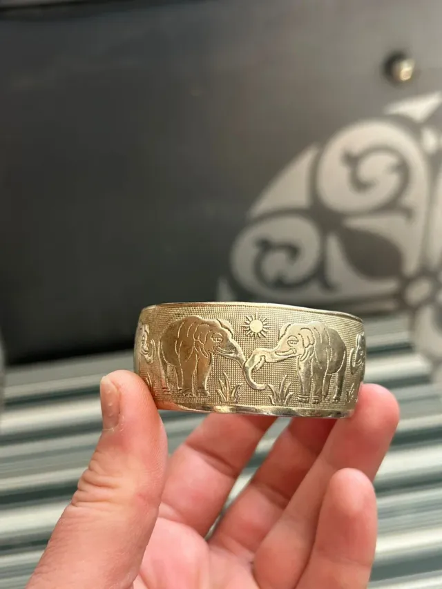 Pulsera brazalete metálico vintage con elefantes