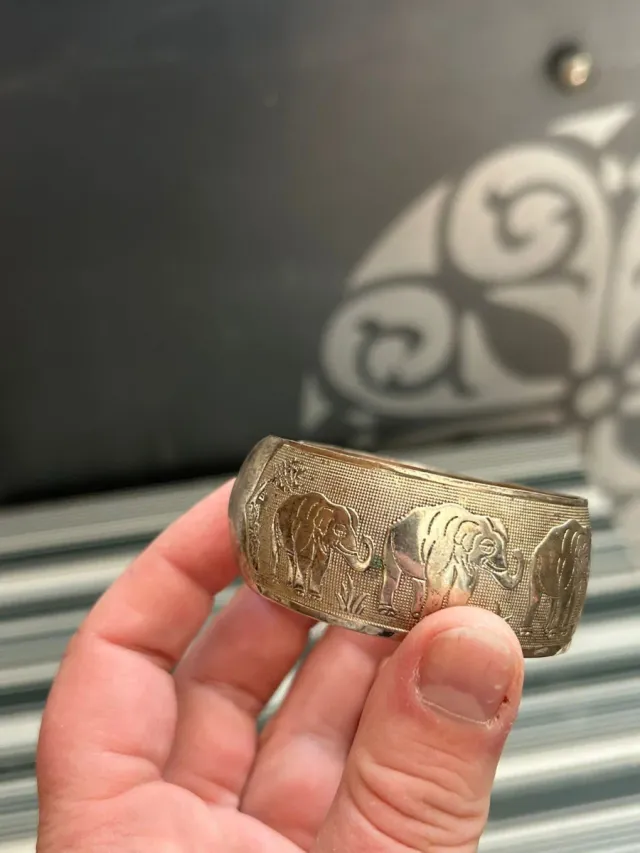 Pulsera brazalete metálico vintage con elefantes