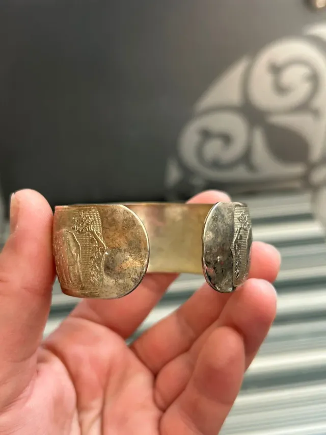 Pulsera brazalete metálico vintage con elefantes