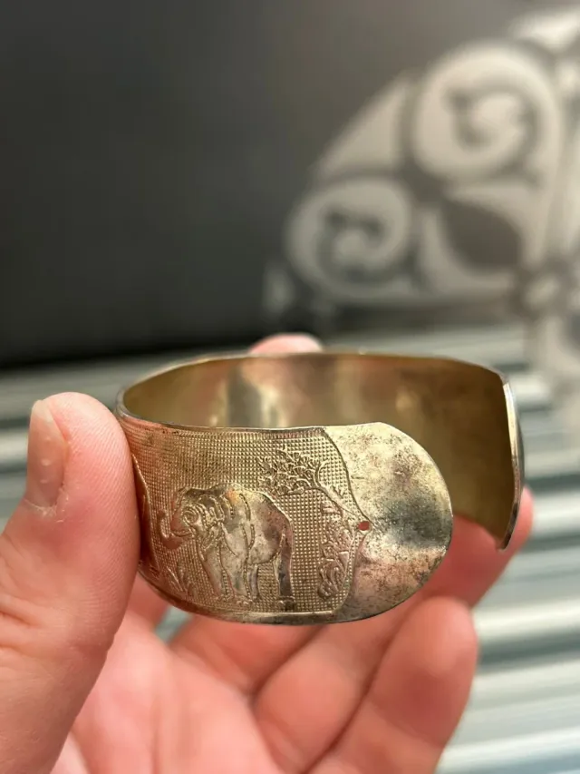 Pulsera brazalete metálico vintage con elefantes