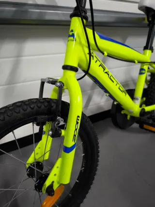 Bicicleta infantil 16 amarilla con ruedines