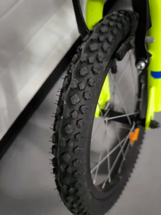 Bicicleta infantil 16 amarilla con ruedines