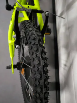 Bicicleta infantil 16 amarilla con ruedines