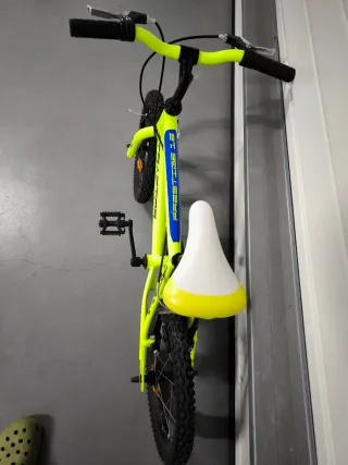 Bicicleta infantil 16 amarilla con ruedines