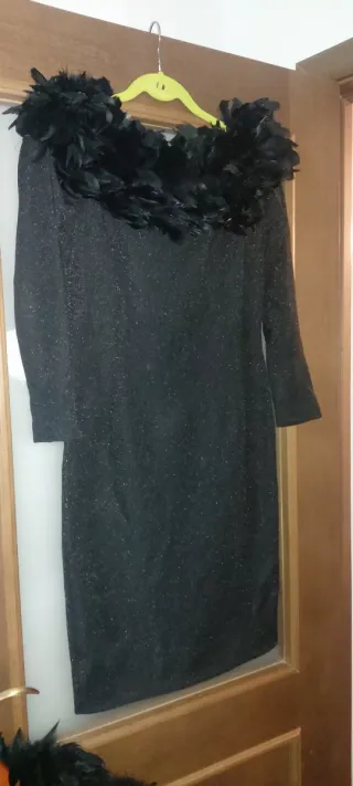 Vestido de fiesta negro con plumas y estola.