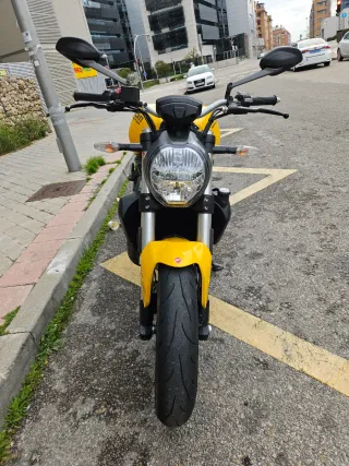 ​Ducati Monster 821 (2018) Amarillo Giallo