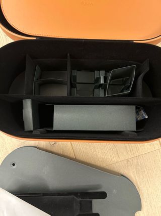 Caja de almacenamiento Dyson Marrón