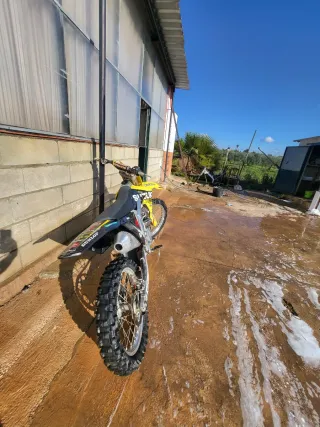 Suzuki RM-Z 250 Amarilla