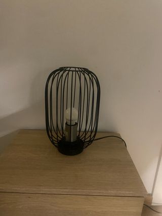 Lámpara de mesa moderna metal.