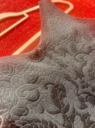 Vestido negro con forro y con estampado floral