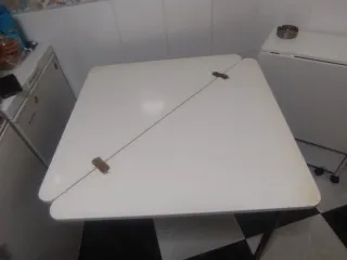 Mesa triangular plegable a cuadrado de cocina