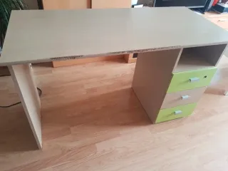 Escritorio de estudio con cajones