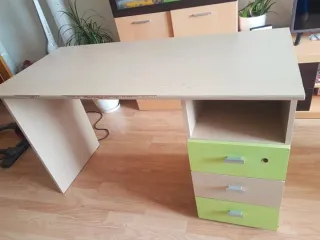 Escritorio de estudio con cajones