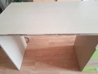 Escritorio de estudio con cajones