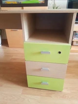 Escritorio de estudio con cajones