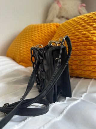 Bolso negro acolchado con cadena