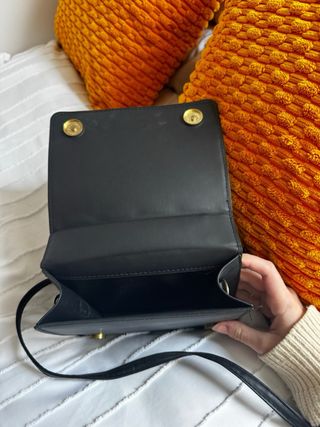 Bolso negro acolchado con cadena