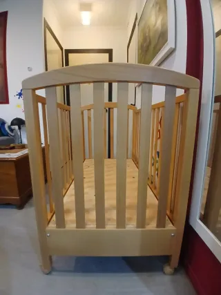 Cuna con colchón y cajonera