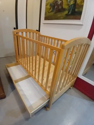 Cuna con colchón y cajonera