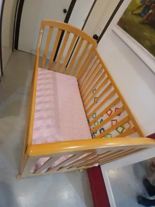 Cuna con colchón y cajonera