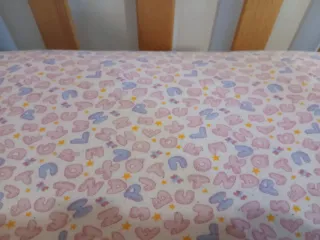 Cuna con colchón y cajonera