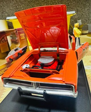 Dodge General Lee 1:18 + 2 personaggi Bo & Luke