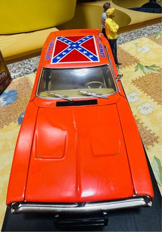 Dodge General Lee 1:18 + 2 personaggi Bo & Luke