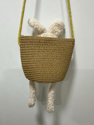Bolso infantil de conejo tejido