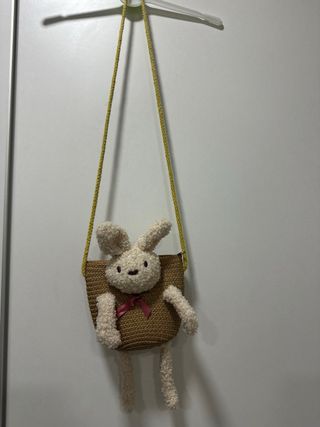 Bolso infantil de conejo tejido
