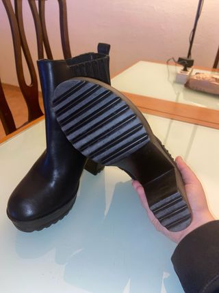 Botines Xti negros con plataforma