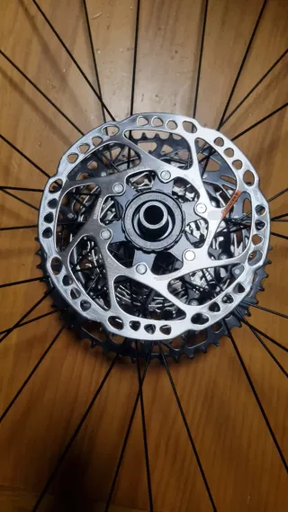 Ruedas: Syncros Silverton 2.5-30 CL.F: 15x110mm.R: