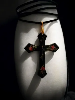 Collana con ciondolo a croce gotica