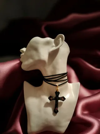 Collana con ciondolo a croce gotica