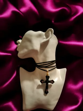 Collana con ciondolo a croce gotica