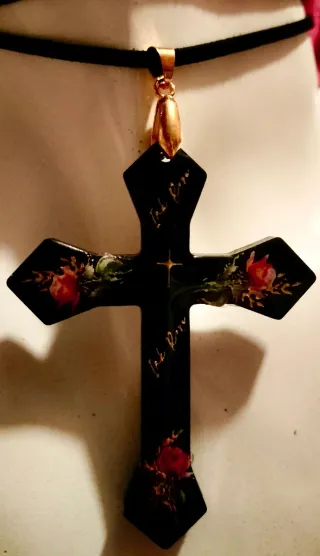 Collana con ciondolo a croce gotica