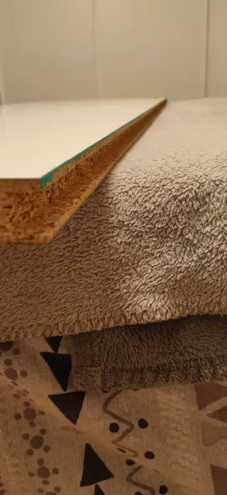 Mesa de ordenador blanca de madera