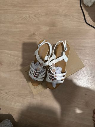 Sandalias blancas con adornos talla 36