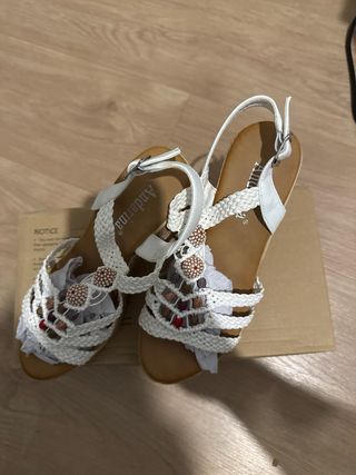 Sandalias blancas con adornos talla 36