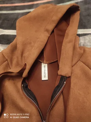 Chaqueta tres cuartos con capucha