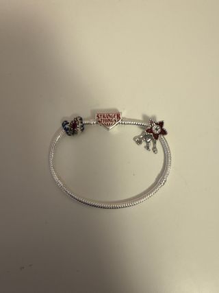 Pulsera plata Stranger Things y dos charm