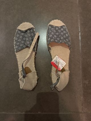 Sandalias planas con flores