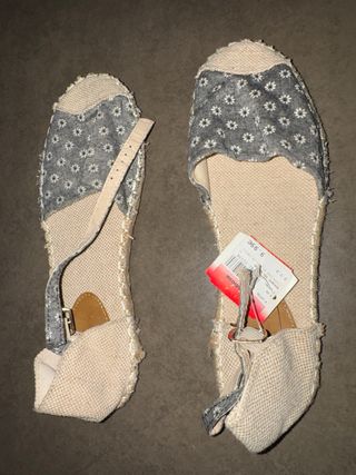 Sandalias planas con flores