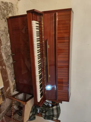Piano de madera con teclado