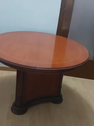 Mesa de madera marrón