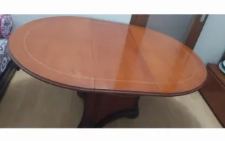 Mesa de madera marrón