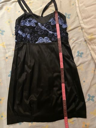 Vestido corto negro con detalles azules