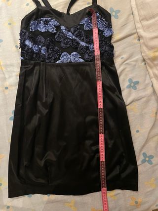 Vestido corto negro con detalles azules