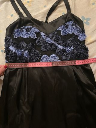 Vestido corto negro con detalles azules