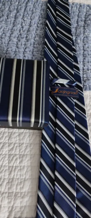 Gravata Saiqingniao nova com caixa